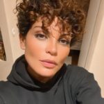 Nawell Madani Instagram – En rodage 🔨🪚🪜
On calibre avant de venir te voir!
Dans quelle ville on se capte? 

#NawellToutCourt #LeSpectacle #Tournée