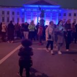Nawell Madani Instagram - DUMP de la semaine Alger pour de la prod C à vous pour la promo du spectacle Gâteau de ma fille Auray en rodage #StandingOvation St Philibert Message du public du Théâtre de l’Ouest Retour à Bruxelles pour le tournage Paris en mode coach avec de jeunes acteurs et actrices