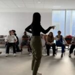 Nawell Madani Instagram - DUMP de la semaine Alger pour de la prod C à vous pour la promo du spectacle Gâteau de ma fille Auray en rodage #StandingOvation St Philibert Message du public du Théâtre de l’Ouest Retour à Bruxelles pour le tournage Paris en mode coach avec de jeunes acteurs et actrices