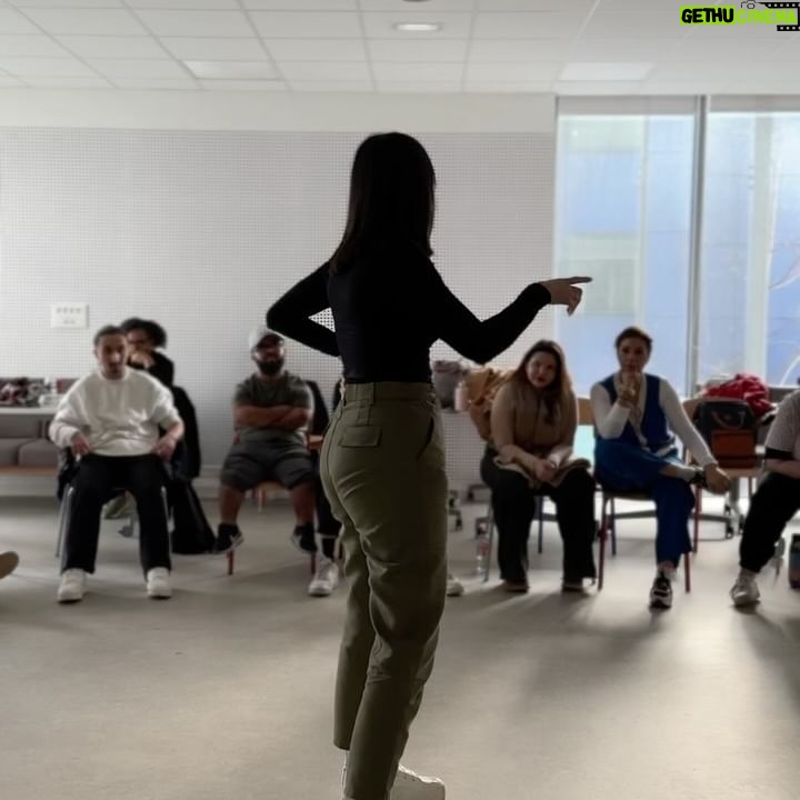 Nawell Madani Instagram - DUMP de la semaine Alger pour de la prod C à vous pour la promo du spectacle Gâteau de ma fille Auray en rodage #StandingOvation St Philibert Message du public du Théâtre de l’Ouest Retour à Bruxelles pour le tournage Paris en mode coach avec de jeunes acteurs et actrices
