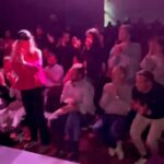 Nawell Madani Instagram – DUMP DE MA SEMAINE (qui n’est pas terminé) 😘
Si tu étais dans la salle, laisse un commentaire 

@nouvelact à Bruxelles! En fin de rodage avant d’attaquer le théâtre des champs Élysées! Merci pour cette merveilleuse standing ovation BXL! 

@yassine___ben qui programme les Blind Test Karaoke @nouvelact  MON événement préféré! Qu’avec du bon son!
Le Club de Stand Up le plus Hype que je connaisse 😝 @nouvelact 

Le sandwich tajine de maman! Ma daronne qui a toujours une pensée pour sa fille est sur les routes! 

METZ (oui je prononce le T 😂) Vous étiez incroyable! On a joué deux fois dans la même journée! Double standing! Double LOVE! Inoubliable ♥️

Les invitations s’enchaînent pour le Théâtre des Champs Élysées @stephanecohenimpresario et @aasuzyvatinet 

Et les promos avec un Michel qui est toujours aussi bienveillant 😘

Et dans cette semaine complètement folle, j’ai fait un saut à Taghazout en famille/amies. J’ai rencontré de belles personnes et ça fait du bien 🫶🏽 #JulianAndCo