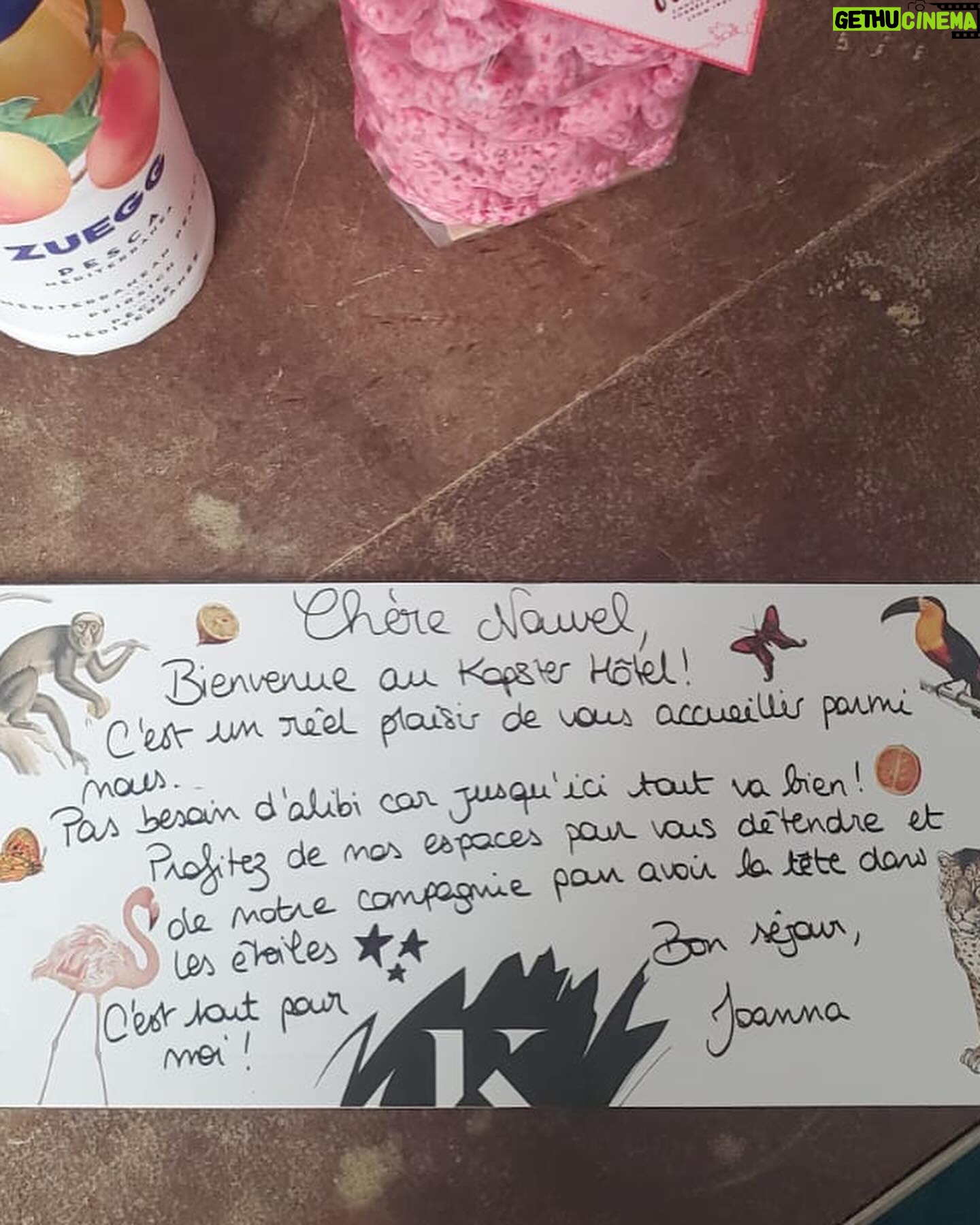 Nawell Madani Instagram - QUI ÉTAIT LÀ CE RODAGE? ET QUELLE VILLE? Merci Nice, Nantes, Lyon… pour ces magnifiques Standing Ovation. Merci pour vos mots, sur Insta où dans ma chambre d’hôtel, qui me réconforte loin des miens. Couper le jeûne en solo, laisser mon petit bébé…c’est dure mais quand je vous vois debout, je me sens beaucoup beaucoup moins seule 🫶🏽 À quelques semaines du Théâtre des Champs Élysées où 10 000 personnes viendront voir « NAWELL TOUT COURT »… La pression et l’excitation montent petit à petit 💪🏽 Je chine pour le show. On travaille avec l’équipe dans le moindre détails pour faire kiffer. Hâte de vous retrouver à Paris et en tournée. @agapeprod.fr @stephanecohenimpresario