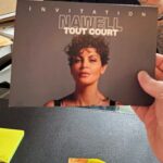 Nawell Madani Instagram - DUMP DE MA SEMAINE (qui n’est pas terminé) 😘 Si tu étais dans la salle, laisse un commentaire @nouvelact à Bruxelles! En fin de rodage avant d’attaquer le théâtre des champs Élysées! Merci pour cette merveilleuse standing ovation BXL! @yassine___ben qui programme les Blind Test Karaoke @nouvelact MON événement préféré! Qu’avec du bon son! Le Club de Stand Up le plus Hype que je connaisse 😝 @nouvelact Le sandwich tajine de maman! Ma daronne qui a toujours une pensée pour sa fille est sur les routes! METZ (oui je prononce le T 😂) Vous étiez incroyable! On a joué deux fois dans la même journée! Double standing! Double LOVE! Inoubliable ♥️ Les invitations s’enchaînent pour le Théâtre des Champs Élysées @stephanecohenimpresario et @aasuzyvatinet Et les promos avec un Michel qui est toujours aussi bienveillant 😘 Et dans cette semaine complètement folle, j’ai fait un saut à Taghazout en famille/amies. J’ai rencontré de belles personnes et ça fait du bien 🫶🏽 #JulianAndCo
