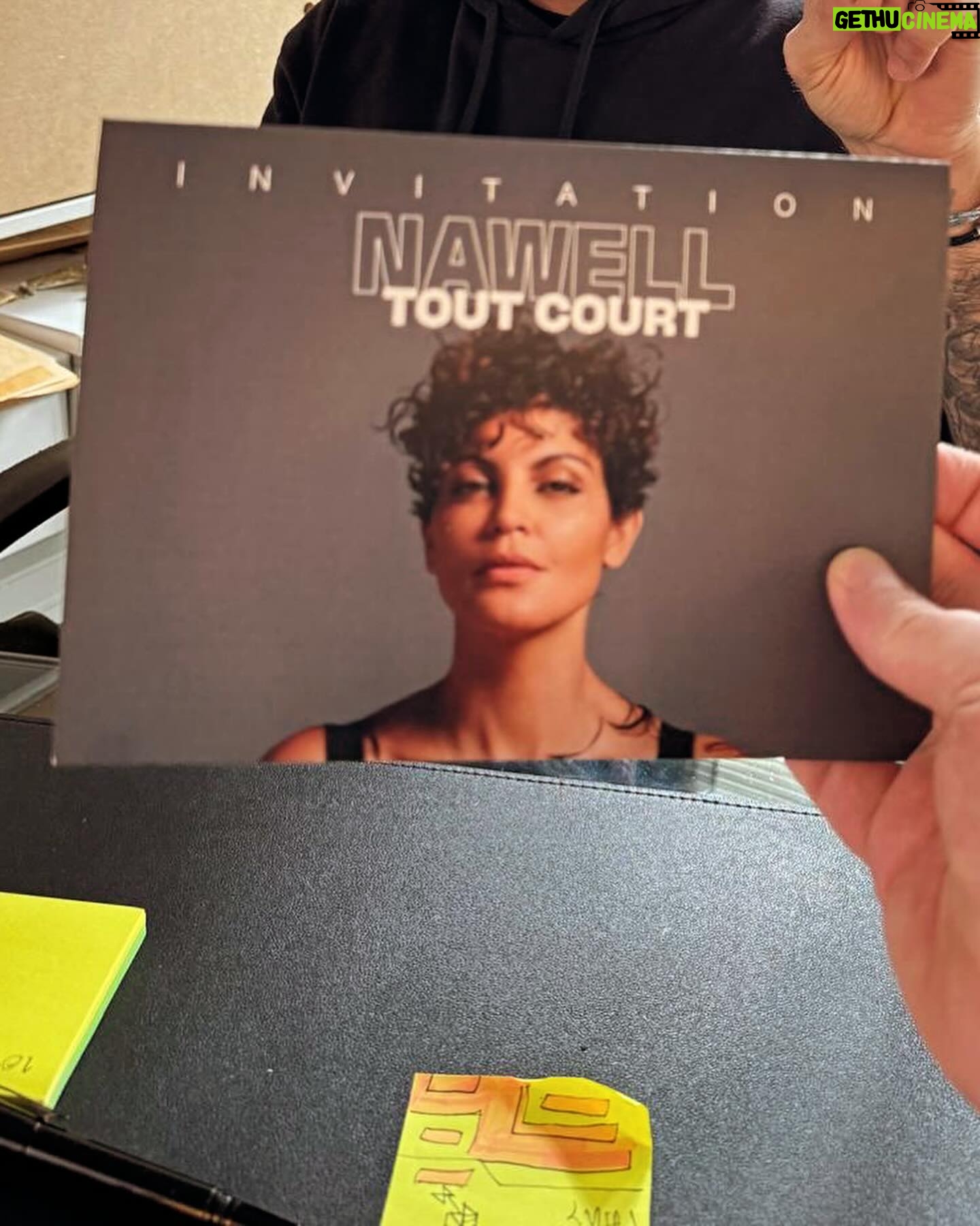 Nawell Madani Instagram - DUMP DE MA SEMAINE (qui n’est pas terminé) 😘 Si tu étais dans la salle, laisse un commentaire @nouvelact à Bruxelles! En fin de rodage avant d’attaquer le théâtre des champs Élysées! Merci pour cette merveilleuse standing ovation BXL! @yassine___ben qui programme les Blind Test Karaoke @nouvelact MON événement préféré! Qu’avec du bon son! Le Club de Stand Up le plus Hype que je connaisse 😝 @nouvelact Le sandwich tajine de maman! Ma daronne qui a toujours une pensée pour sa fille est sur les routes! METZ (oui je prononce le T 😂) Vous étiez incroyable! On a joué deux fois dans la même journée! Double standing! Double LOVE! Inoubliable ♥️ Les invitations s’enchaînent pour le Théâtre des Champs Élysées @stephanecohenimpresario et @aasuzyvatinet Et les promos avec un Michel qui est toujours aussi bienveillant 😘 Et dans cette semaine complètement folle, j’ai fait un saut à Taghazout en famille/amies. J’ai rencontré de belles personnes et ça fait du bien 🫶🏽 #JulianAndCo