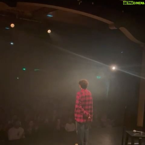 Nawell Madani Instagram - QUI ÉTAIT LÀ CE RODAGE? ET QUELLE VILLE? Merci Nice, Nantes, Lyon… pour ces magnifiques Standing Ovation. Merci pour vos mots, sur Insta où dans ma chambre d’hôtel, qui me réconforte loin des miens. Couper le jeûne en solo, laisser mon petit bébé…c’est dure mais quand je vous vois debout, je me sens beaucoup beaucoup moins seule 🫶🏽 À quelques semaines du Théâtre des Champs Élysées où 10 000 personnes viendront voir « NAWELL TOUT COURT »… La pression et l’excitation montent petit à petit 💪🏽 Je chine pour le show. On travaille avec l’équipe dans le moindre détails pour faire kiffer. Hâte de vous retrouver à Paris et en tournée. @agapeprod.fr @stephanecohenimpresario