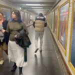 Nawell Madani Instagram – J’ai commencé par un rodage dans toute la France mais aussi chez moi à Bruxelles pour préparer mon retour.
J’ai énormément de respect pour mon public! On a une relation spéciale, une belle relation. J’avais besoin de le retrouver dignement. J’ai choisi pour ce date, de plus de 2h,  le sublime @theatre_champs_elysees 
Et c’était incroyable, mémorable. Merci à toutes les personnes qui ont contribué de près ou de loin à la réussite de ces 5 dates! 

Merci à mon public, pour l’amour, pour ces 5 magnifiques standing ovation ♥️

Merci à mon équipe technique:
 @yann.arsene Alex, Nicolas, Louis, Thibault Vous avez assurés! Merci pour votre implication, votre professionnalisme et la bonne humeur 

Merci à ma production:
Merci @ekindinis des bains douche au TCE! 
Merci @pascallelli @sheeezzz et toute l’équipe @agapeprod.fr Zoé, Noam… 
Merci de croire en moi, de pousser les murs et les montagnes pour que ça existe! 

Merci @berengere_alkemia_diffusion #JeTeKiff 
@linda_percheron pour ton soutien sans faille. Merci pour chacun de tes mots quand je suis au bout du rouleau 

Merci à mon équipe artistique: 
Merci @marcpistolesi pour la mise en scène et ta folie! Merci pour ton exigence et ta délicatesse. 
Merci @juliebargeton pour ton regard et chacun de tes retours justes, pour ta sensibilité et ta franchise 
Merci @instarbad d’être là depuis le premier spectacle. Merci pour ton génie, ta folie! Le mec le plus drôle de Paris. 
Merci @naby_madani d’être là a mes côtés! Pour chacun de tes mots et la force que tu me donnes au quotidien.

Merci @darkawol pour ton professionnalisme et pour chacun de tes visuels. Merci d’être mon amie.
@ramdanemerouane pour le photoboot 

Merci @stephanecohenimpresario le meilleur attaché de presse de la place de Paris 

Merci @aasuzyvatinet mon agent, toi même tu sais combien je t’aime te3 les fous! 

Merci @panameartcafe @karimkachour @titouan.faure pour ces images. 

Merci @djebril_zonga mon étoile, d’avoir accepté de clôturer à mes côtés.

Merci à ma famille que j’aime plus que tout! BIG  UP à ma mère…sans toi, c’est impossible ♥️ merci Papa d’être venu malgré ton état de santé ♥️

Merci @yassine___ben d’être mon acolyte depuis mes débuts