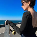Naz Çağla Irmak Instagram – elimin altındaki yeppyeni oyuncağım, dans pistim ve arkadaşım🛹