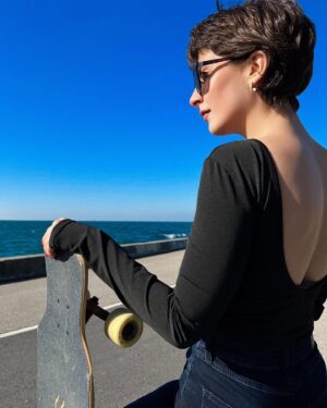 Naz Çağla Irmak Instagram - elimin altındaki yeppyeni oyuncağım, dans pistim ve arkadaşım🛹