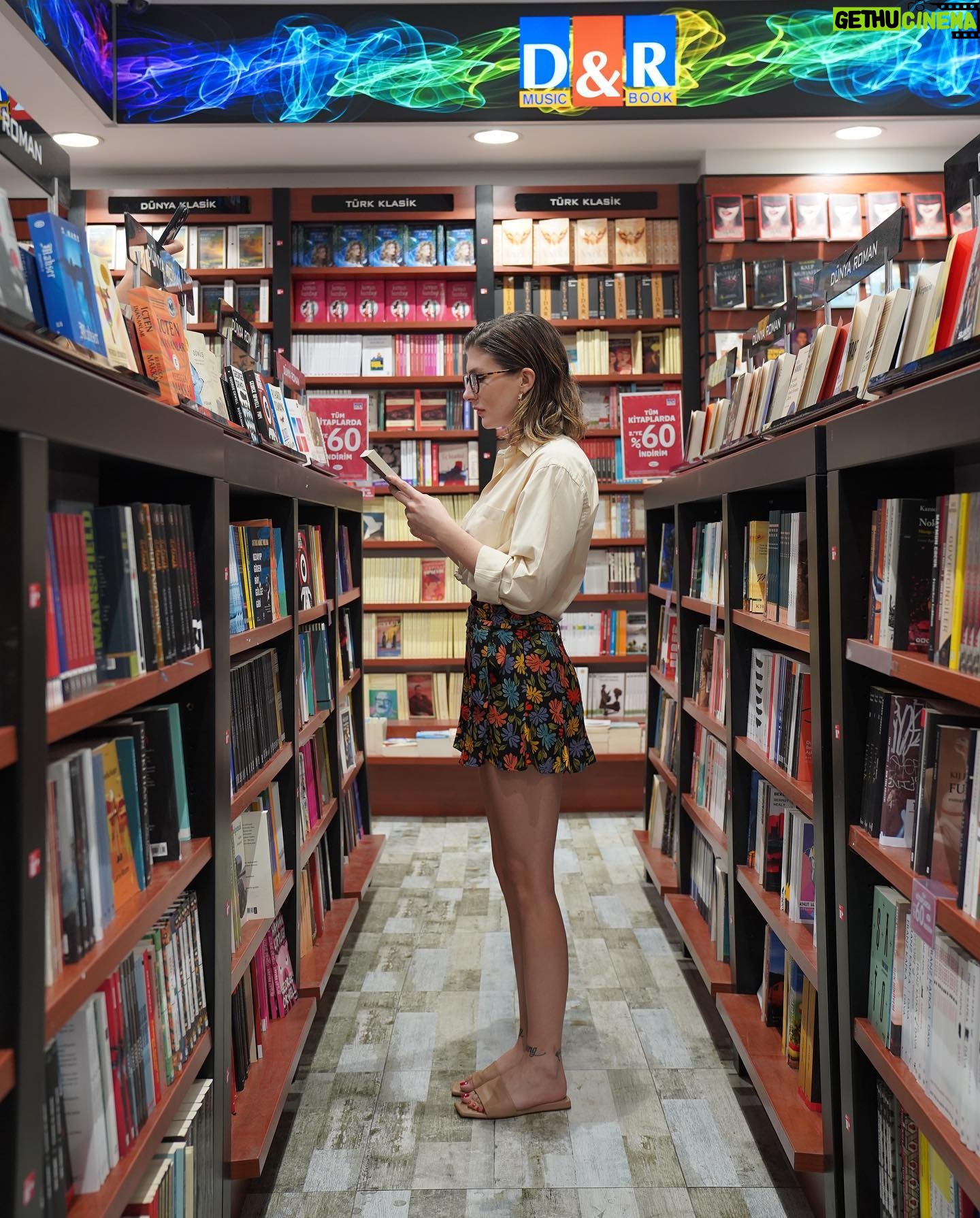 Naz Çağla Irmak Instagram - Kitap kurtları için nefis bir haberim var! D&R mağazalarında tüm kitaplarda 2.’ye ` indirim fırsatı var! Ama bu yetmedi derseniz sıkı durun 🫶🏻 Ekstra 30 TL indirim de benden size hediye 🤍 Bunun için yapmanız gereken DR KİTAP30 yazıp 4933’e ÜCRETSİZ SMS göndermek. Gelen kodu D&R mağazalarında 150 TL ve üzeri alışverişinize ek 30 TL indirim olarak kullanabilirsiniz. SMS indirim kodlarınızı 31Ağustos'a kadar alabilir, 30 Eylül'e kadar D&R mağazalarında kullanabilirsiniz! 💙❤️ @dr_dunyasi #işbirliği not: son fotoğraftaki kitaplar da benden size öneridir 📚🫠