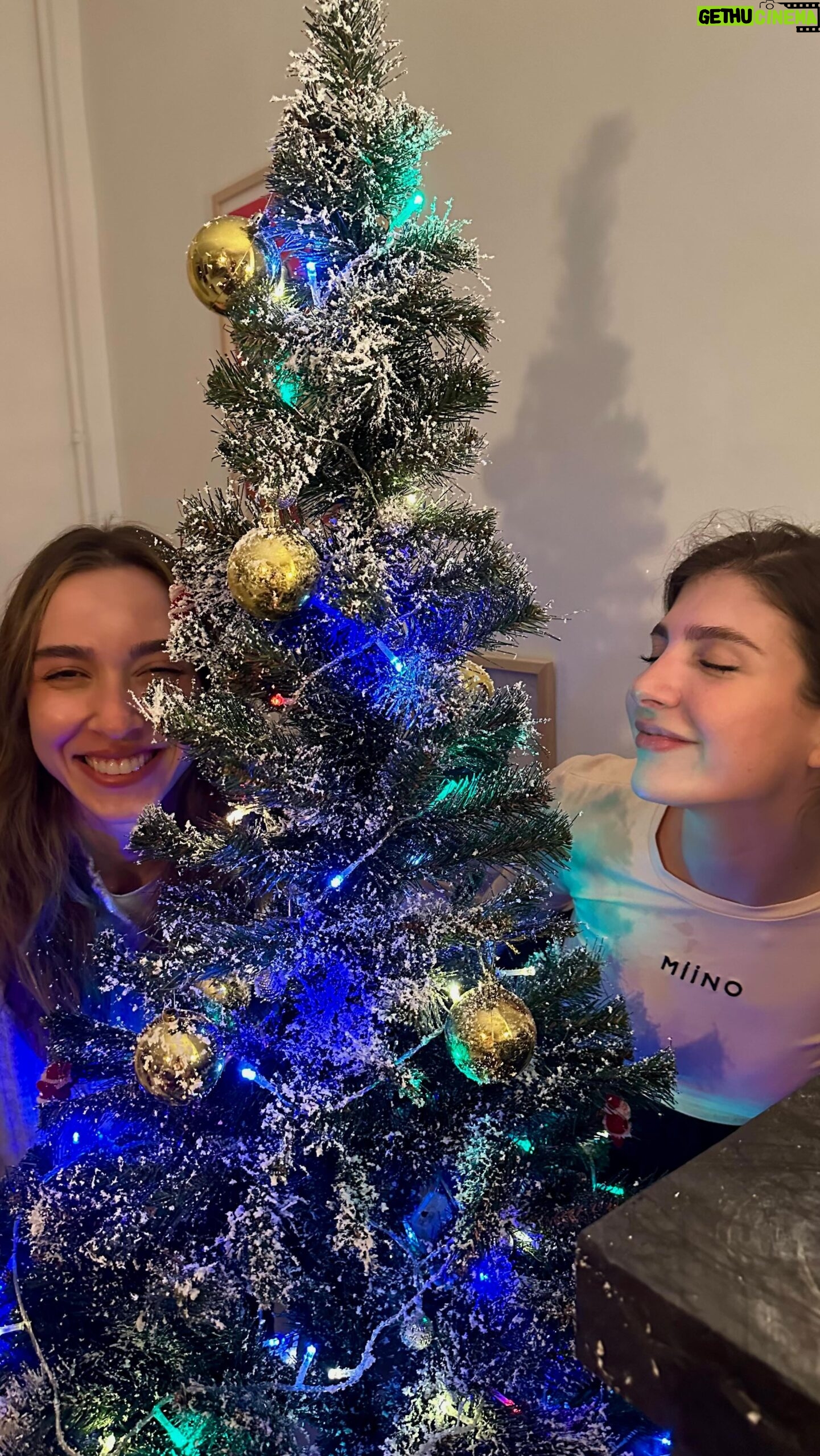 Naz Çağla Irmak Instagram - şarkı her şeyi anlatıyor 🎄❤️