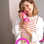 Naz Çağla Irmak Instagram - Siz de benim gibi tatile gidince odada vakit kaybetmek istemiyorsanız bence bu ürünlerin pratikliğine ve miss kokularına bayılıcaksınız😍 Yumoş Sprey ile koltuk, halı, perde gibi yıkanması zor eşyalarınızı spreyleyip mis gibi ferah kokmasını sağlarken, Yumoş Jet Fresh Giysi Spreyi ile de yıkanacak kadar kirli olmayan giysilerinizi Yumoş’la yıkanmış gibi ferahlatıp, kırışıklıklarını açarak ütülemeden tekrar giyebilecek hale getirebilirsiniz💛 @yumostr #işbirliği