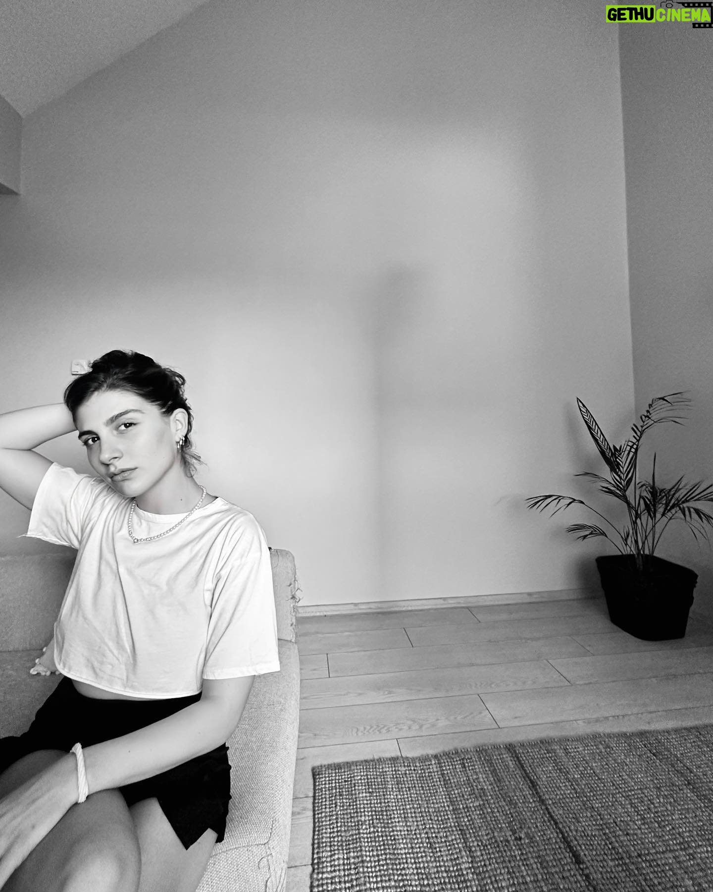 Naz Çağla Irmak Instagram - 🎵pink floyd - the wall
