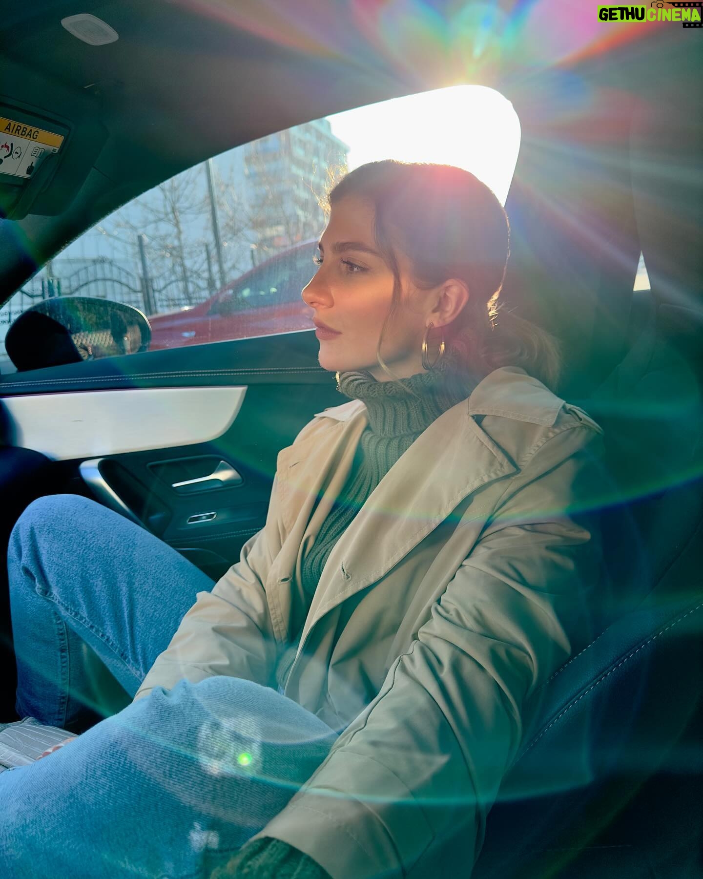 Naz Çağla Irmak Instagram - caption konusunda iyi değilim dostlar🤷♀️