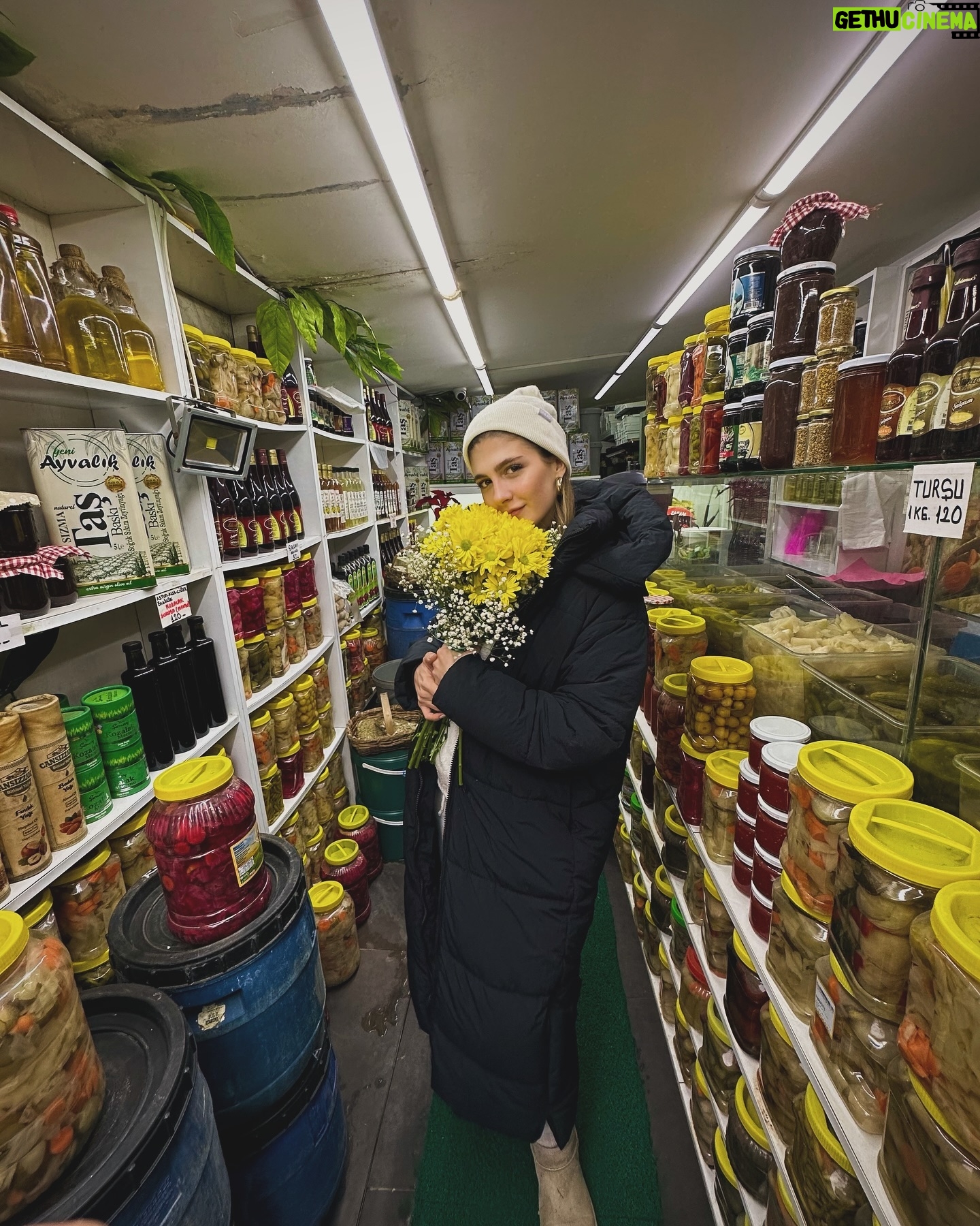 Naz Çağla Irmak Instagram - at the pickle store with my flowers 🥒