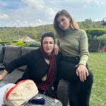 Naz Çağla Irmak Instagram - Asiye & Edanur 2023 Zehra & Kader 2018 ama en önemlisiii, iyi ki doğdun @esradermancioglu bu döngü böyle devam etsin her beş senede bir yıllaarca beraber çalışalım, çok seviyorum 🫠🩷 unutmamışsınızdır ama ben yine de hatırlatmadan bitirmeyeyim @hudutsuzsevdadizi bu akşam @foxturkiye ‘de 🫵🌹