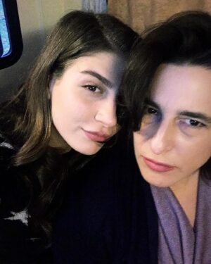 Naz Çağla Irmak Instagram - Asiye & Edanur 2023
Zehra & Kader 2018

ama en önemlisiii, iyi ki doğdun @esradermancioglu bu döngü böyle devam etsin her beş senede bir yıllaarca beraber çalışalım, çok seviyorum 🫠🩷

unutmamışsınızdır ama ben yine de hatırlatmadan bitirmeyeyim @hudutsuzsevdadizi bu akşam @foxturkiye ‘de 🫵🌹