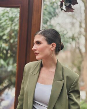 Naz Çağla Irmak Instagram - en sevdiğim gün gelmiş 💁🏼‍♀️
@hudutsuzsevdadizi bu akşam @nowtvturkiye ‘de 🤍