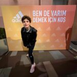 Naz Çağla Irmak Instagram - Her kadın geceleri koşabilsin, korkmasın, özgürlüğümüze sınırlar çekilmesin diye bu gece @adidas.turkiye ‘nin düzenlediği gece koşusunda ben de varım! 🦾 @adidas.turkiye @galataportistanbul #ImpossibleisNothing #işbirliği