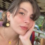 Naz Çağla Irmak Instagram - Buyrunuz Sen İnandır dump 🌱💚 Şimdi yayında! Sadece @netflixturkiye ‘de 🫵🌹 Ah Assos, sana bayıldım! İzleyin, içiniz ısınsın 🫠 @muratsaracoglu @evrenkarabyk @armanguvenc 💛