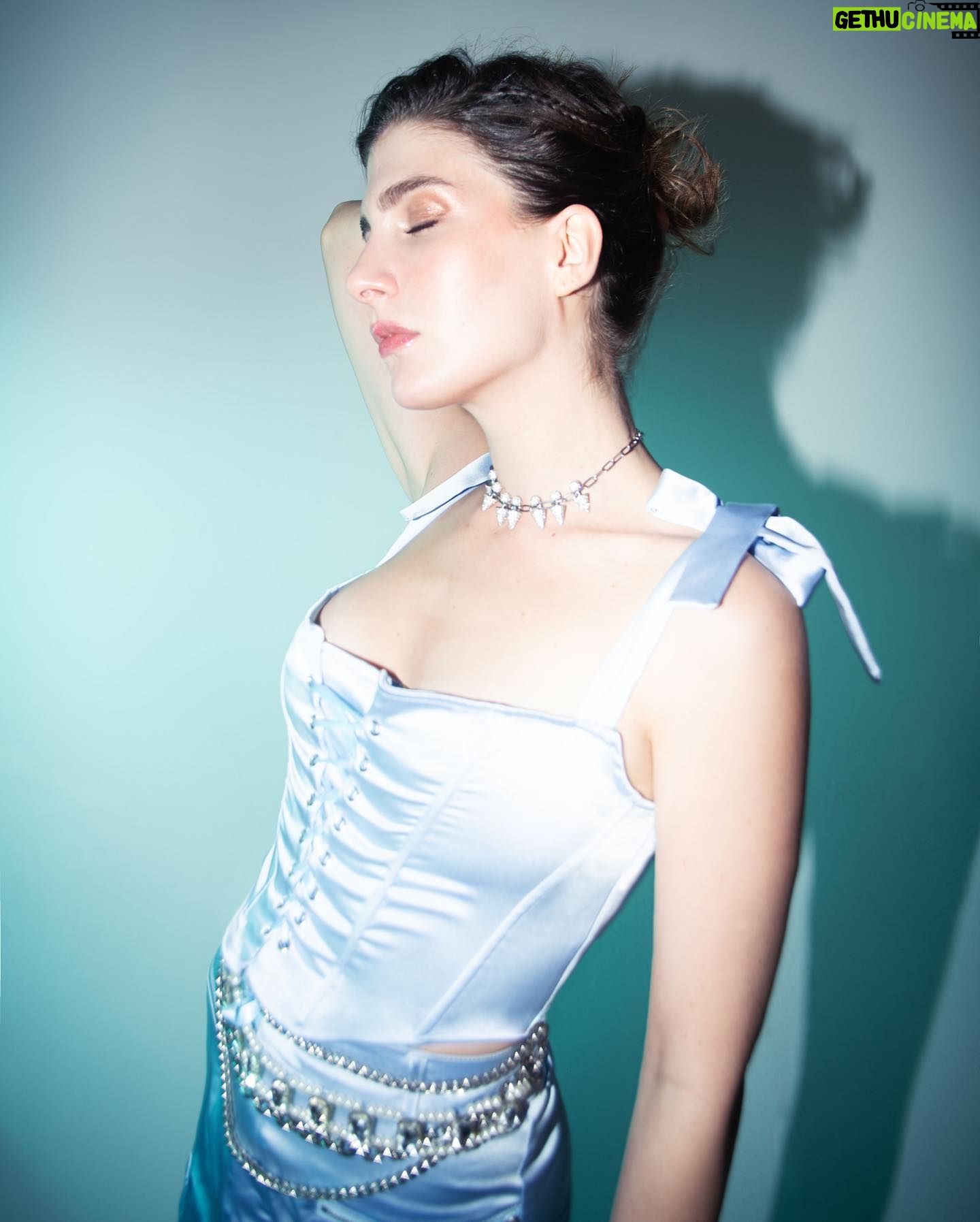 Naz Çağla Irmak Instagram - Ekim @kunmagazine 🩵 Genel Yayın Yönetmeni ve Röportaj @timurcanersoy Video @egetzcn Fotoğraf @barandogan Styling @sedassolmaz Saç @rojinbotaann Makyaj @gizzemergin Prodüksiyon Asistanı @_esmaturan Styling Asistanı @betulcapkurr ve Canım @burcubulutcan @beyza_eraydin @ph7entertainment Teşekkürler 🌹
