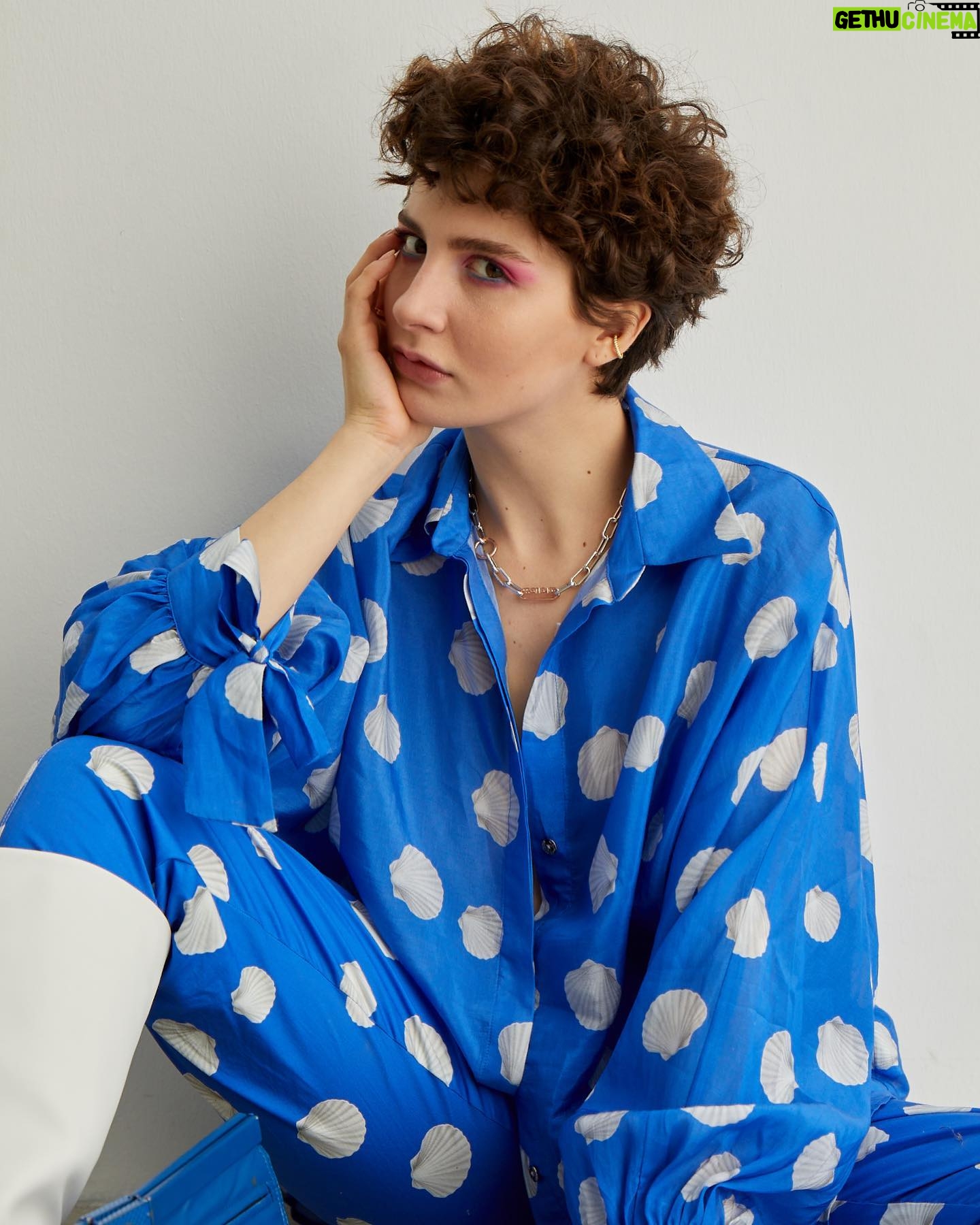 Naz Çağla Irmak Instagram - çok keyifli geçen @hellodergisi çekiminden💙 sevgili ekip🦋 Röportaj: Sinem Kın @sinemkin Fotoğraflar: Emre İbiş @biemre Styling: Defne Çevik @defnecevk Saç: Mutlu Ahmet Sinan @mutluahmet.sinan Makyaj: Didem Dağdeviren @didemdaqdevirenn Video: Hakan Sözmen @sozmentor Fotoğraf Asistanı: Yunus Emre Katirci Styling Asistanı: Hanife Bakirci, Gözde Murat ve @duyqudurukan & @hamitaydin 🤍