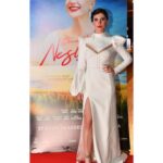 Naz Çağla Irmak Instagram - Bugün Demir Kadın Neslican vizyona girdi. Kafa kafaya, kol kola verip bu kıymetli hikayeyi sırtlandığımız canım yönetmenim @ozgurbakar başta olmak üzere tüm kamera önündeki ve arkasındaki emekçi dostlarıma, yapımcılarımız @cns.production @ceylanyapim ve @k.ayapim ‘a teşekkür ederim, herkesin gönlünü ortaya koyduğu, ruhunu yaşatmaya vesile olmaktan son derece gurur duyduğum canım Neslican’a yakışır bir iş oldu. İyi ki🤍 Uzun zamandır beklediğimiz bu güzel geceye hazırlanırken yetenek şovu yapan canım ekip, size de bin teşekkür 🫶 Styling: @sedefgvnc Make-up: @alevkaya @tugbagazanfer Hair: @kaankahramann_ Styling Asistan: @eliifaksooy ve başta çok sevgili menajerim @beyza_eraydin & @dogukandeveci @burcubulutcan @b.tanrikulu @ferzanantal 🌹