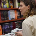 Naz Çağla Irmak Instagram - Kitap kurtları için nefis bir haberim var! D&R mağazalarında tüm kitaplarda 2.’ye ` indirim fırsatı var! Ama bu yetmedi derseniz sıkı durun 🫶🏻 Ekstra 30 TL indirim de benden size hediye 🤍 Bunun için yapmanız gereken DR KİTAP30 yazıp 4933’e ÜCRETSİZ SMS göndermek. Gelen kodu D&R mağazalarında 150 TL ve üzeri alışverişinize ek 30 TL indirim olarak kullanabilirsiniz. SMS indirim kodlarınızı 31Ağustos'a kadar alabilir, 30 Eylül'e kadar D&R mağazalarında kullanabilirsiniz! 💙❤️ @dr_dunyasi #işbirliği not: son fotoğraftaki kitaplar da benden size öneridir 📚🫠