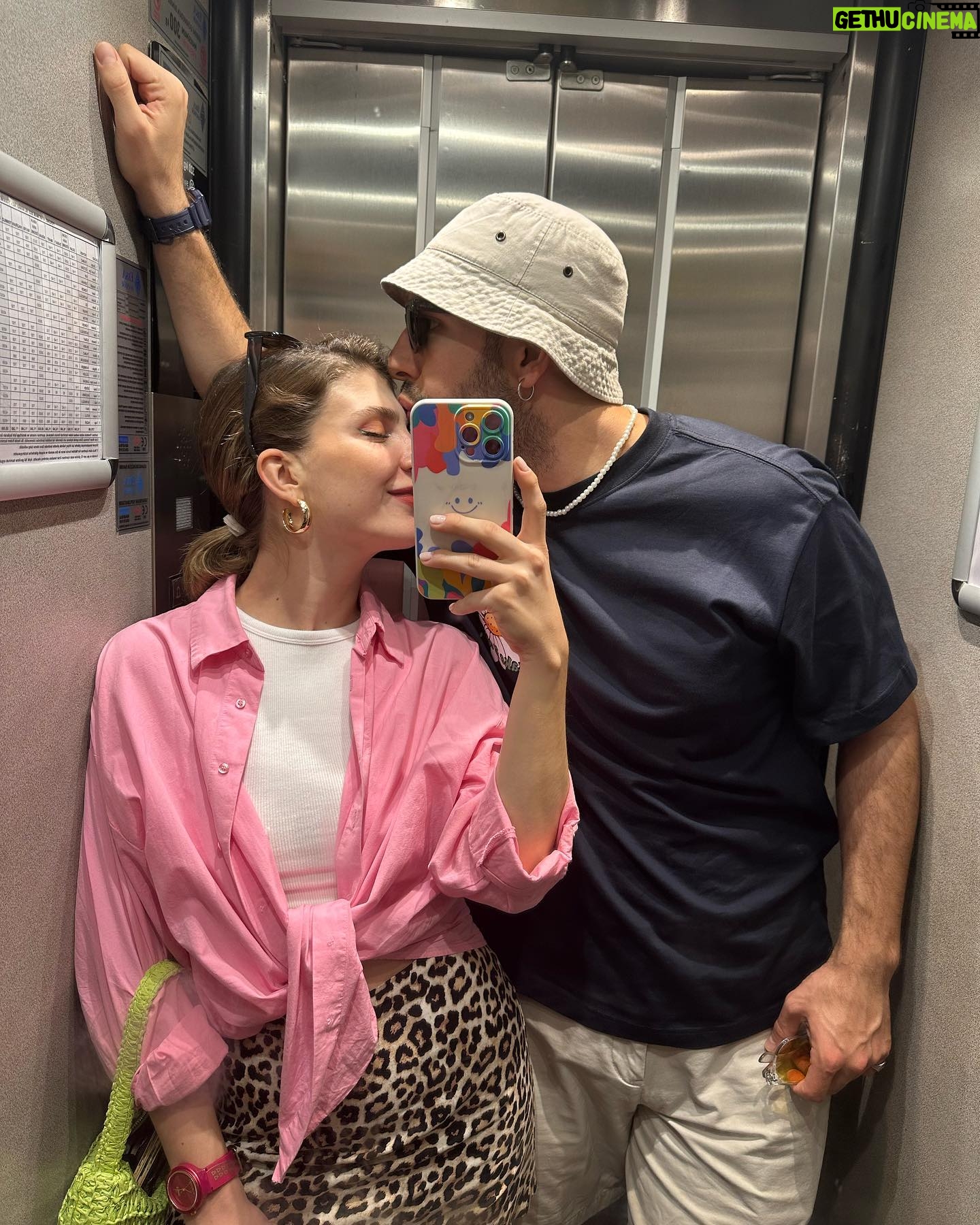 Naz Çağla Irmak Instagram - daha binlerce ayna selfiemiz olması için neler mümkün? seni seviyorum sevgilim, iyi ki doğdun ❤️🔥