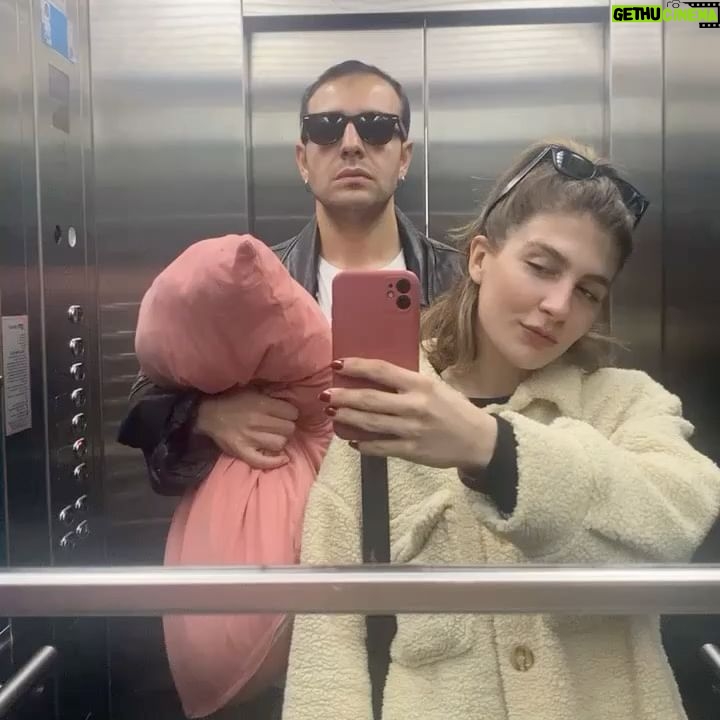 Naz Çağla Irmak Instagram - daha binlerce ayna selfiemiz olması için neler mümkün? seni seviyorum sevgilim, iyi ki doğdun ❤️🔥