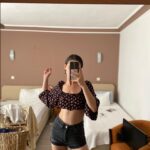 Naz Çağla Irmak Instagram - Buyrunuz Sen İnandır dump 🌱💚 Şimdi yayında! Sadece @netflixturkiye ‘de 🫵🌹 Ah Assos, sana bayıldım! İzleyin, içiniz ısınsın 🫠 @muratsaracoglu @evrenkarabyk @armanguvenc 💛