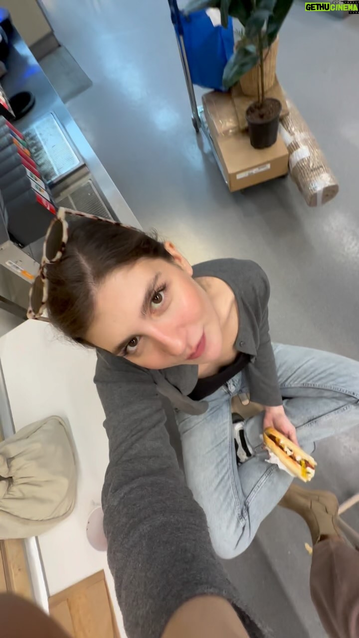 Naz Çağla Irmak Instagram - ey gidi goca dünya 🤷♀️