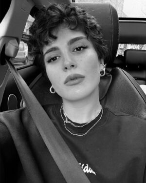 Naz Çağla Irmak Instagram - bi’ takım heyecanlar 🍯

ne zaman seçebilmişim ki şimdi seçeyim, sizce hangisi?👽