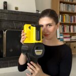 Naz Çağla Irmak Instagram - Yeni evime taşınırken en büyük yardımcım Karcher oldu! FC 7 kablosuz zemin temizleyici acayip bir şey, çekim gücü kıyaslanamaz, onunla kuru zeminleri, EWM 2 ile ise ıslak zeminleri tozdan ve kirden arındırdım, öyle kolay ve eğlenceli ki! Temizlik oyun oynamak gibi oldu 🛹 Artık hiçbir toz benden kaçamaz🕵️‍♀️💛 #işbirliği @karcherturkiye