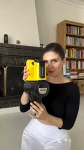 Naz Çağla Irmak Instagram - Yeni evime taşınırken en büyük yardımcım Karcher oldu! FC 7 kablosuz zemin temizleyici acayip bir şey, çekim gücü kıyaslanamaz, onunla kuru zeminleri, EWM 2 ile ise ıslak zeminleri tozdan ve kirden arındırdım, öyle kolay ve eğlenceli ki! Temizlik oyun oynamak gibi oldu 🛹 Artık hiçbir toz benden kaçamaz🕵️‍♀️💛 #işbirliği @karcherturkiye