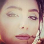Nazanin Bayati Instagram – ما اینجا
اندوه را با اندوه روشن میکنیم..
غم را با غم!
ما
اینجا
خاکستر سیگار‌هایمان
هرگز سرد نخواهد شد
و گونه‌‌هایمان همیشه
ردی از بغض دارد!
منتظرم؛
ای کاش خبر خوشی را
پستچی
درون خانه‌هایمان
بیندازد!
منتظرم…
.
.
.

مژده_خردمندان
.
.