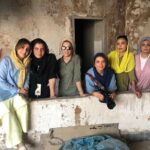 Nazanin Bayati Instagram - . . تنها گذاشتن؛یک عادت دیرینه است.تنها رها کردن‌‌ِ آنکه دوستتان دارد یعنی کشتنش.و کشته شدن در تاریخ امروز تاوان همان است که کسی را کشته ای در تقویم دیروز.حواستان باشد که چاقوهایتان را جز برای تقسیم نان بیرون نیاورید.و گردن بگذارید به فرمان کائنات که می گوید پاداش کلوخ انداز ،سنگ است. . . . @amirahmad_ghazvinii 📝🖊🕴🏻 . . . . @heliyarezaeee 📸📷🙏🏻