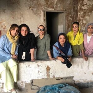 Nazanin Bayati Instagram - .
.
تنها گذاشتن؛یک عادت دیرینه است.تنها رها کردن‌‌ِ آنکه دوستتان دارد یعنی کشتنش.و کشته شدن در تاریخ امروز تاوان همان است که کسی را کشته ای در تقویم دیروز.حواستان باشد که چاقوهایتان را جز برای تقسیم نان بیرون نیاورید.و گردن بگذارید به فرمان کائنات که می گوید پاداش کلوخ انداز ،سنگ است.
.
.
.
@amirahmad_ghazvinii 📝🖊🕴🏻
.
.
.
.
@heliyarezaeee 📸📷🙏🏻