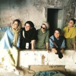 Nazanin Bayati Instagram - . . تنها گذاشتن؛یک عادت دیرینه است.تنها رها کردن‌‌ِ آنکه دوستتان دارد یعنی کشتنش.و کشته شدن در تاریخ امروز تاوان همان است که کسی را کشته ای در تقویم دیروز.حواستان باشد که چاقوهایتان را جز برای تقسیم نان بیرون نیاورید.و گردن بگذارید به فرمان کائنات که می گوید پاداش کلوخ انداز ،سنگ است. . . . @amirahmad_ghazvinii 📝🖊🕴🏻 . . . . @heliyarezaeee 📸📷🙏🏻