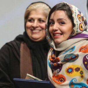 Nazanin Bayati Instagram - .
من اولین و مهمترین جایزه زندیگیمو از دستان شما گرفتم🤍
هفتمین جشن منتقدین سال ۱۳۹۲ زمانی بود که نه کرونا بود نه بی آبی نه خطای انسانی نه کشتار نه هزار مشکل دیگه ،که گفتنش تو این متن زیاده گویی چون همه به خوبی می دانیم.(نمی خوام بگم بهشت بود هر چی بود از الان بهتر بود)
.
۱۳۹۲دقیقا هشت سال پیش🗓
و انگار برای من ۸۰سال پیش بوده …
چقدر امیدهایم و ارزوهایم پیر شدن…😔