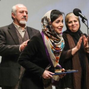 Nazanin Bayati Instagram - .
من اولین و مهمترین جایزه زندیگیمو از دستان شما گرفتم🤍
هفتمین جشن منتقدین سال ۱۳۹۲ زمانی بود که نه کرونا بود نه بی آبی نه خطای انسانی نه کشتار نه هزار مشکل دیگه ،که گفتنش تو این متن زیاده گویی چون همه به خوبی می دانیم.(نمی خوام بگم بهشت بود هر چی بود از الان بهتر بود)
.
۱۳۹۲دقیقا هشت سال پیش🗓
و انگار برای من ۸۰سال پیش بوده …
چقدر امیدهایم و ارزوهایم پیر شدن…😔