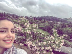 Nazanin Bayati Instagram - 🇮🇹💚💟❤️🙏🏻🙏🏻
حیف نیست بهار
از سر اتفاق بغلتد در دستم
آن وقت تو نباشی!
.
.
شمس لنگرودی