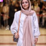 Nazanin Bayati Instagram - فتادیم و فتادیم بدان سان که نخیزیم ندانیم ندانیم چه غوغاست خدایا🙏🏻🙏🏻☺️🙏🏻 . . . مرسی از همه کسانی که این شب و برای من ساختن و ماندگار کردن☺️☺️🙏🏻🌸🌹🙏🏻 . . . . . . Make up:@shakiba_ahadizadeh . . @maryamrazavii 📸📷🌹🙏🏻