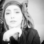 Nazanin Bayati Instagram - سر بر شانه خدا بگذار تا قصه عشق را چنان زیبا بخواند که نه از دوزخ بترسی و نه از بهشت به رقص درآیی... ❌قصه عشق، انسان بودن ماست❌ اگر کسی احساست را نفهمید مهم نیست سرت را بالا بگیر و لبخند بزن فهمیدن احساس؛ کار هر آدمی نیست... . . . .