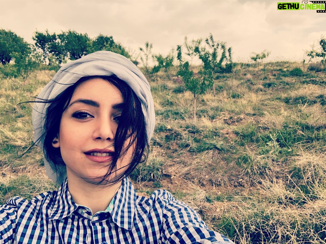 Nazanin Bayati Instagram - هر خوابی بیدار ممکن است هر بیداری خوش است . . خداوندا تمام حرف های جهان یک طرف: این راز یک طرف . . هر خوابی یک طرف بیداری خوابی من یک طرف . . . . شمس لنگرودی📚🌸