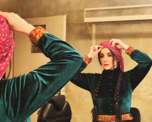 Nazanin Bayati Instagram - .
گِله کن شِکوه جا مانده از آن سینه بِران
گِله کن آن دل رنجیده تهی بار گِله کن 
روز و شبی می گذرد،در دل تو در دل من 
خاطره ای مانده و بس…
.
.
.
.
.
آموزگار نقشی که این روزها زندگیش می کنم ❤️
.
.🎭
#کلنل_محمدتقی_خان_پسیان #کلنل
.
.
@monaajafari 📸🎨🌹