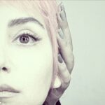 Nazanin Bayati Instagram - . صبر کن ای دل پر غصه در این فتنه و شور گرچه از قصه ی ما می ترکد سنگ صبور از جهان هیچ ندیدیم و عبث عمر گذشت ای دریغا که ز گهواره رسیدیم به گور تو عجب تنگه ی عابرکشی ای معبر عشق که به جز کشته ی عاشق نکند از تو عبور در فروبند برین معرکه کآن طبل تهی گوش گیتی همه کر کرد ز غوغای غرور تیز برخیز ازین مجلس و بگریز چو باد تا غباری ننشیند به تو از اهل قبور مرگ می بارد ازین دایره ی عجز و عزا شو به میخانه که آنجا همه سورست و سرور شعله ای برکش و برخیز ز خاکستر خویش زان که تا پاک نسوزی نرسی سایه به نور #هوشنگ_ابتهاج