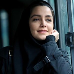Nazanin Bayati Instagram - دیگه عروسی تموم شد ما اومدیم خونمون
حالا فیلمش آماده شد می گم شما بیایید ببینید😉امیدوارم دوست داشته باشین🕊🕊🕊👰🏻🤵🏻🕺🏻💃🏻
. .🙏🏻🙏🏻🙏🏻🙏🏻
.
.
پایان فیلمبرداری «عروسی مردم»/ فیلم مجید توکلی در جشنواره فجر

فیلمبرداری فیلم سینمایی «عروسی مردم» به پایان رسید.این فیلم که فیلمبرداری آن اوایل مهرماه آغاز شده بود با ضبط سکانس‌های خیابانی به پایان رسید.
فیلم مجید توکلی که تدوین همزمانش توسط سپیده عبدالوهاب در جریان است فرم جشنواره فجر را پر کرده و برای اولین بار در جشنواره سی و هشتم فیلم فجر نمایش داده می‌شود. «عروسی مردم» دومين فيلم توكلي بعد از «متولد ٦٥» است كه به قلم جميله دارالشفايي و بر اساس طرحي از توكلي به نگارش درآمده و علي سرتيپي به عنوان تهيه كننده، علي اوجي مجري طرح و دانیال زمانی مدیر پروژه كنار توكلي قرار گرفتند.

نازنين بياتي و شكيب شجره تركيب تازه اي در سينماي ايران هستند كه نقش هاي اصلي اين فيلم را ايفا مي كنند.زهرا داوودنژاد،خسرو بامداد،افسانه تهرانچی،سجاد تابش،محمد امامي،سارا محمدي،محمد حيدري،ايمان صديق،ژوبین و با حضور احترام برومند از ديگر بازيگران اين فيلم هستند كه مقابل دوربين تورج اصلاني رفتند.

عبدالله اسکندری به عنوان (طراح گریم)،اميرحسين حداد(طراح صحنه)،پوپك مظفري(مدير برنامه ريزي و دستيار كارگردان)،رعنا اميني(طراح لباس) احمدرضا شجاعي(عكاس)محمود خرسند(مدير صدابرداري)بهناز تاجیک(منشی صحنه)حسن اصلاني و مهدي اصلاني(فيلمبردار)محمد جمشيدي (مدير توليد)كوروش جوان(مستند پشت صحنه) از جمله عوامل این فیلم سینمایی هستند