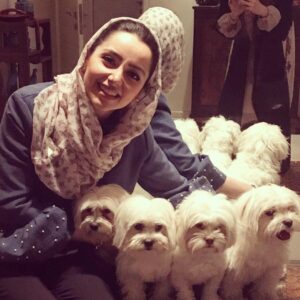 Nazanin Bayati Instagram - انتظارم از سال سگ همین سگها ست💜💜😜🙏🏻🌸
.
‌‌‌‍‌‌‌‌‌‌‎‏‎‌‎‏‎‌‌‌‌‌
به پایان سال رسیده ایم...
انتهای کوچه اسفند💜

بیایید برای هم دعا کنیم...
دعا کنیم برای جاودانگی مهر مادر...
همیشه سبز ماندن نگاه خسته‌ی پدر...
سلامتی همسر و خواهر و برادر و فرزند...
برای دل دوستانمان دعای روشنی کنیم...💜 دعا کنیم برای قلب مهربان همسایه...
دعا کنیم برای تمام بیمارانی که
چشم به خدای الشافی دوخته اند💜

دعا کنیم برای تمام آنانی که سفره خالیشان را به حرمت مهربانی خدایشان شکر می گویند💜

دعا کنیم برای دل کودکانی که جای خالی پدر، گوشه سفره هفت سینشان به چشم می خورد، اما لبخند می زنند برای دل مادر و به پاس شکر خدایشان💜

دعا کنیم هیچ پدر و مادری در این شب عید، شرمنده نگاه اشک آلود فرزندش نشود💜

و دعا کنیم برای تمام کسانی که این روزها زیر بار جنگ و بی عدالتی‌ها هنوز لبخند میزنند.

به امید لطف خدایشان
و بعد...💜
دعا کنیم برای دلمان تا همیشه آبی بماند و لبریز از عشق به دیگران!💜 یادمان نرود دنیا در گذر است
جایی برای شستشوی دلمان از تمام غصه ها و کدروت‌ها پیدا کنیم...
گاهی چه زود دیر میشود، چه زود...💜 امیدواریم نوروزی که پیش رو دارید، آغاز روزهایی باشد که آرزو دارید.

سالی پر از نشاط و سربلندی برای شما و خانواده محترمتان آرزومندم...
عید نوروز پیشاپیش بر شما مبارک.
روز گارتان همیشه خجسته و شاد باد.💜