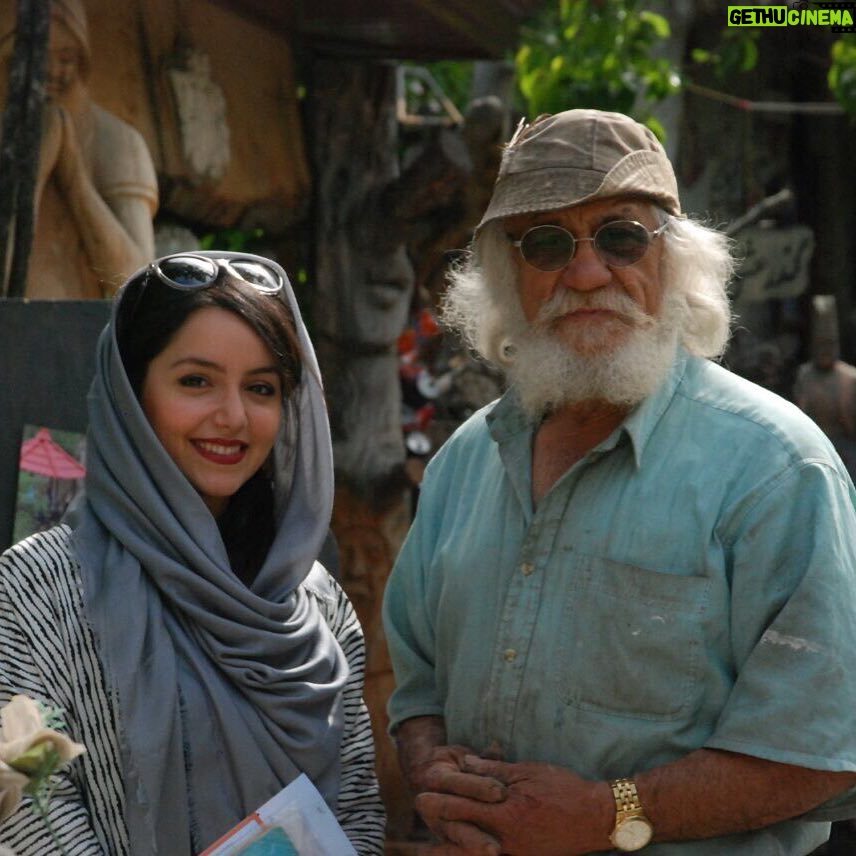 Nazanin Bayati Instagram - ايشونم خود اقاى وزيرى هستن...استادى بسيار خلاق...كه با زباله ها بازيافتى مجسمه هاى بسيار جذاب درست مى كنن👍🏻👍🏻