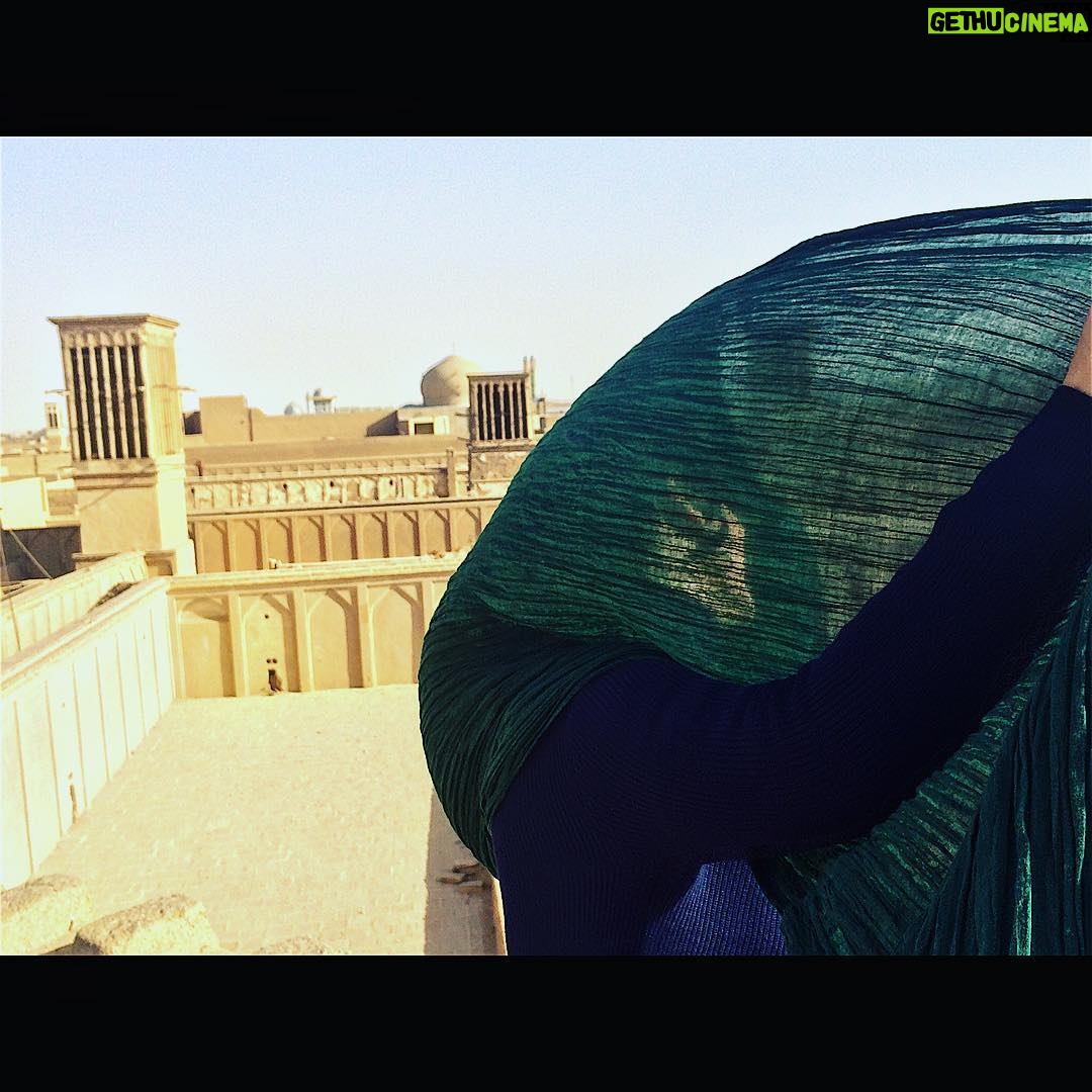Nazanin Bayati Instagram - با توام ای شور، ای دلشوره ی شیرین! با توام ای شادی غمگین! با توام ای غم! غم مبهم! ای نمی دانم! هرچه هستی باش! اما کاش... نه، جز اینم آرزویی نیست: هرچه هستی باش! اما باش! . . قیصر امین پور